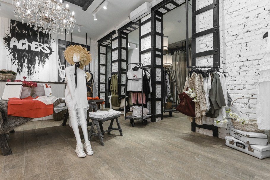 Интерьер магазина одежды в стиле лофт