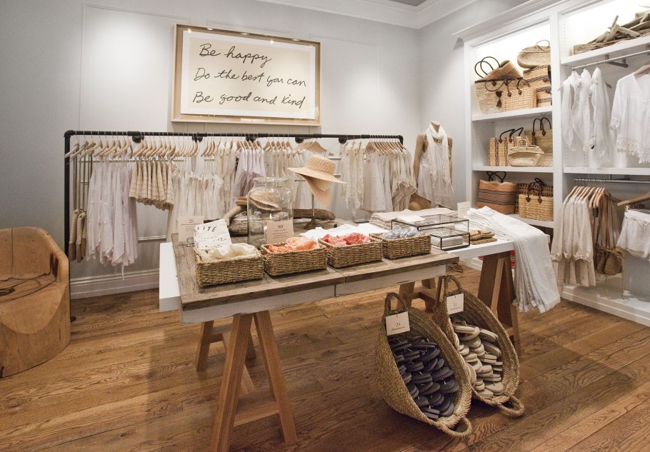 Интерьер магазина одежды в стиле эко