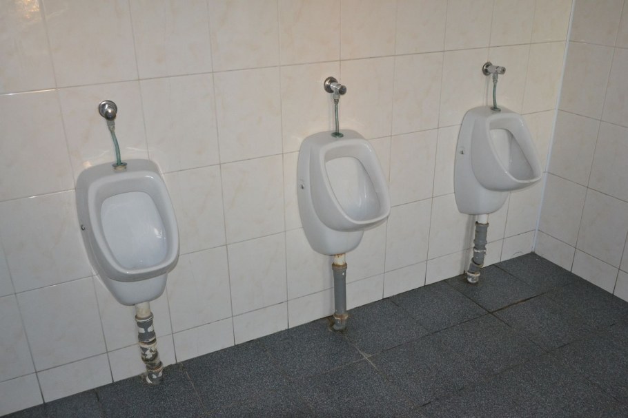 Писсуар в туалете