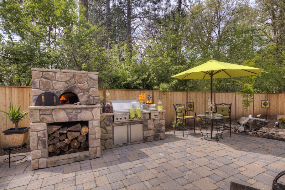 Пергола патио с мангалом