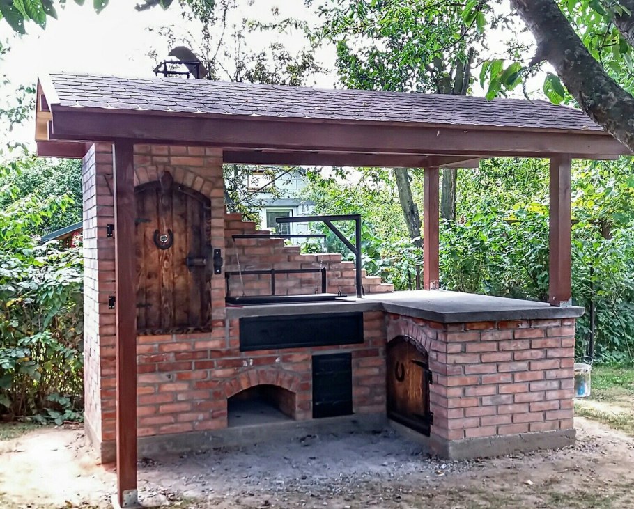 Небольшой кирпичный мангал