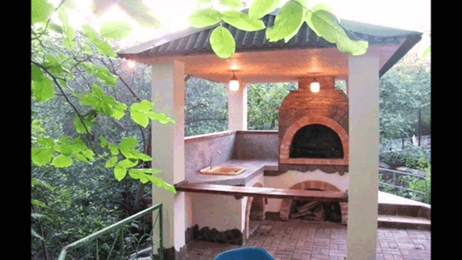 Зона барбекю на даче закрытая