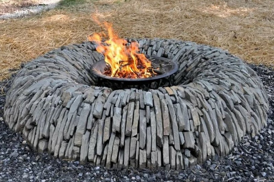 Зона отдыха на даче с очагом