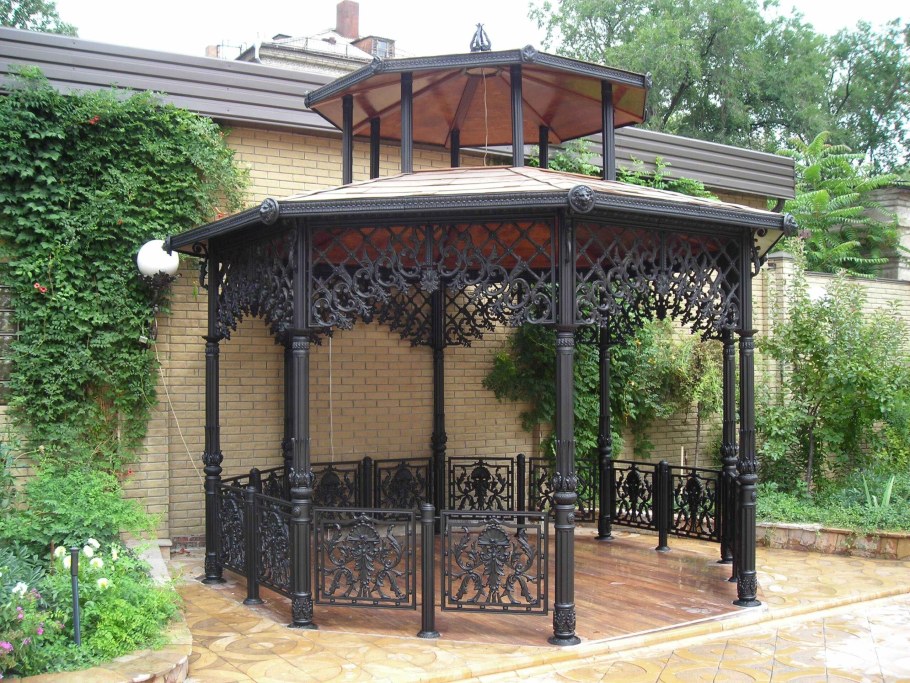 Беседка кованная красивая