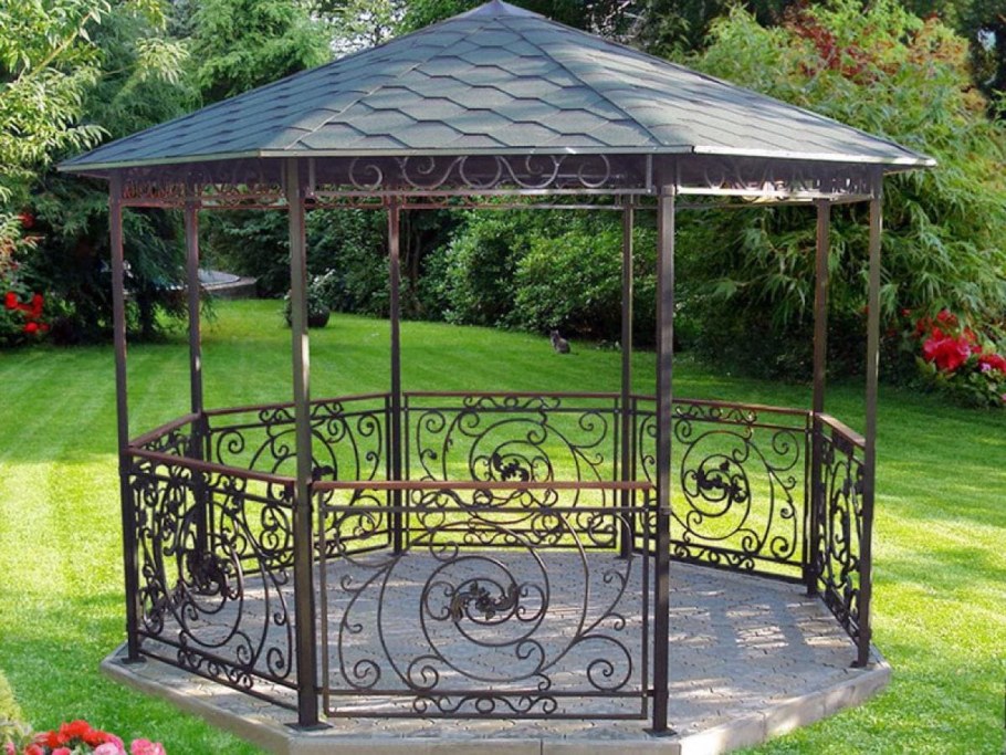 Беседка с ковкой