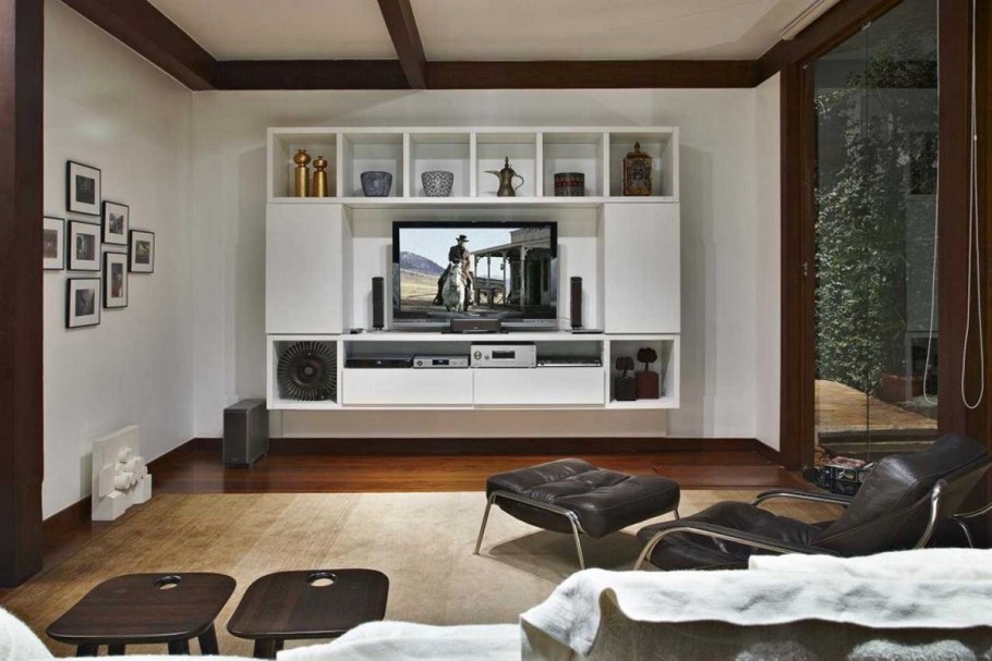 Стенка вокруг телевизора на стене