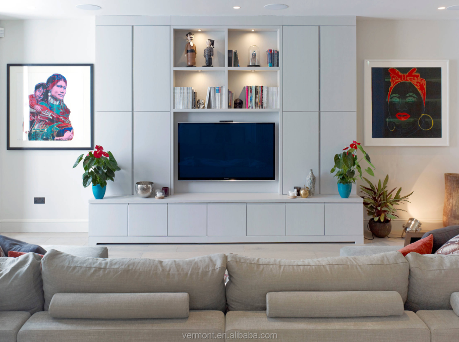 Шкафы и полки вокруг телевизора