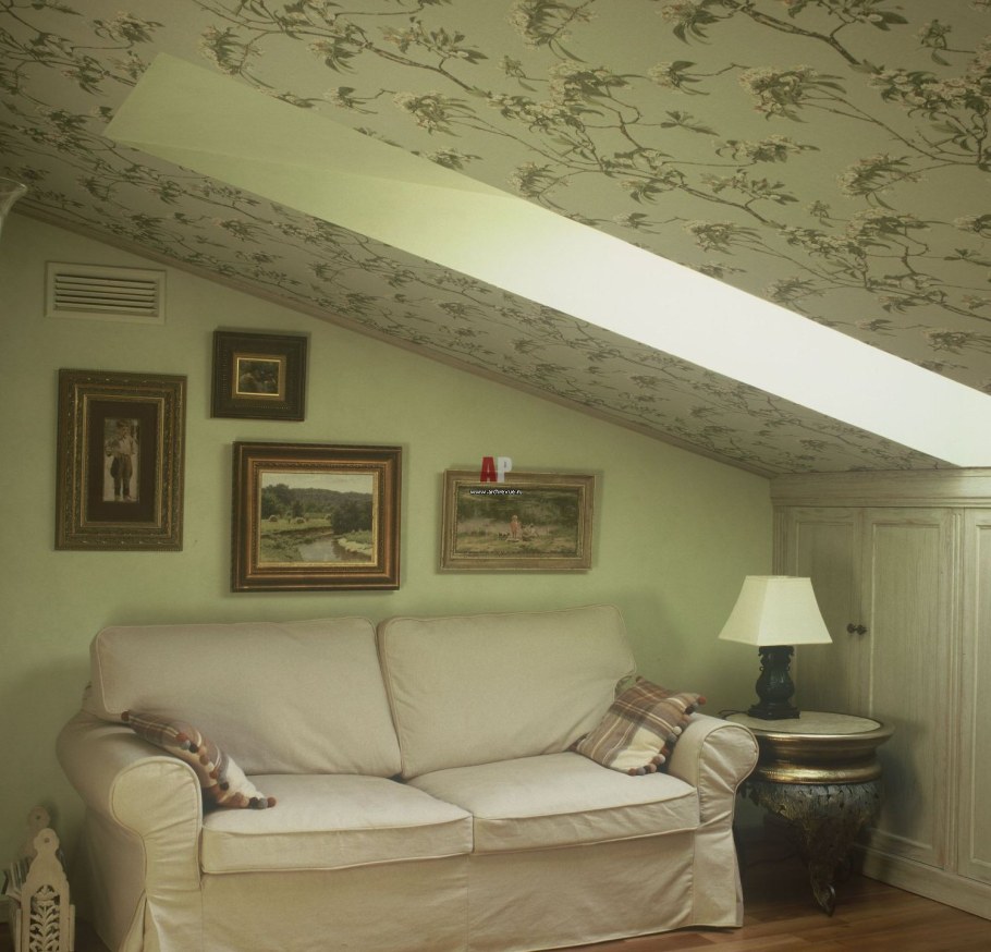 Фальшбалки и натяжной потолок на мансарде