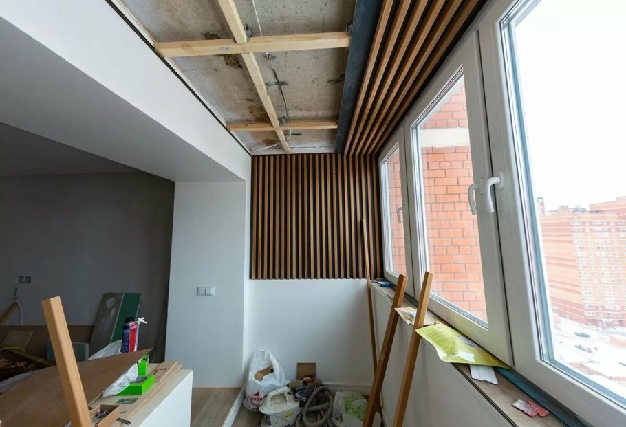 Отделка потолка на балконе