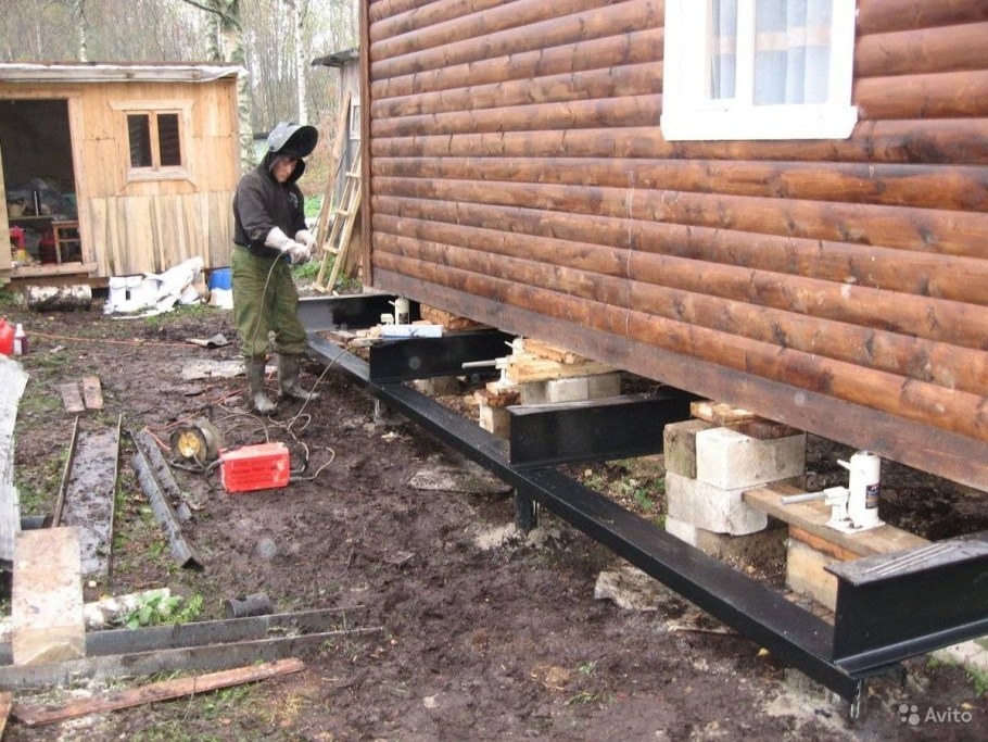 Старый кирпичный фундамент