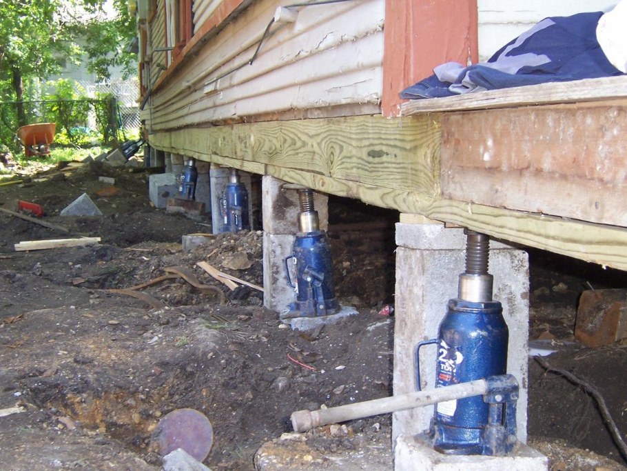 Деревянный дом на фундаменте