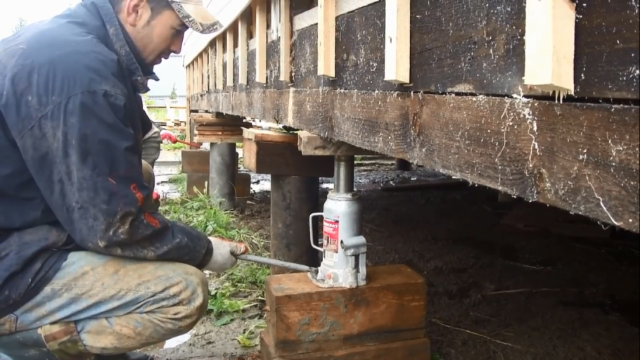 Подъем старого сруба на фундамент