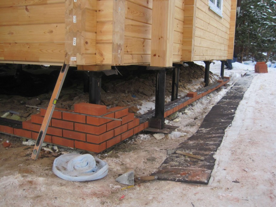 Разрушение облицовки цоколя