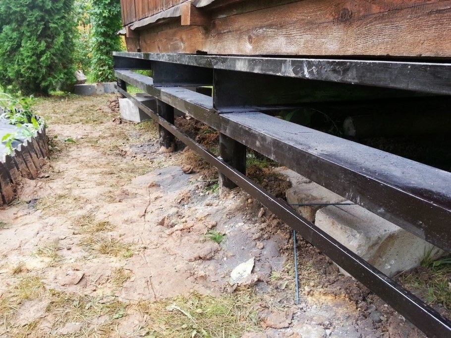 Трещина в фундаменте деревянного дома