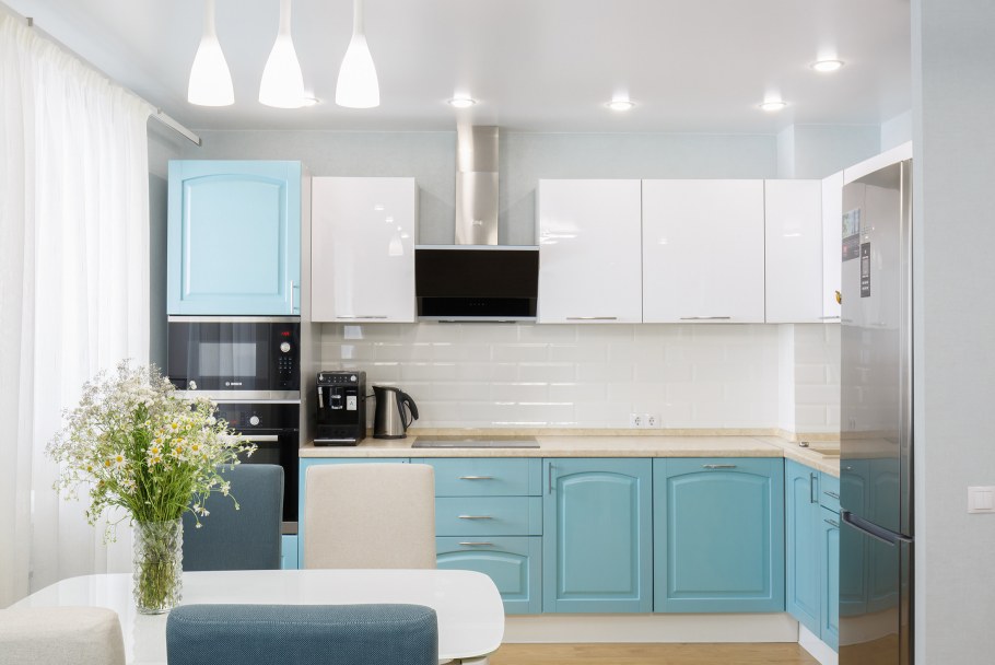 Кухня белый верх бирюзовый низ