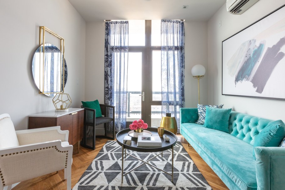 Диван цвета Тиффани