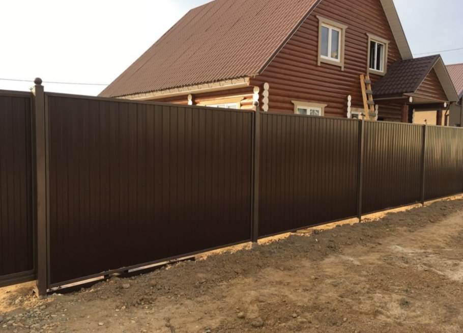 Забор с бордюром