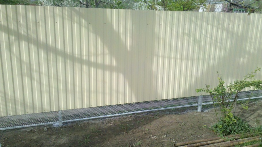 Забор из профнастила с сеткой внизу