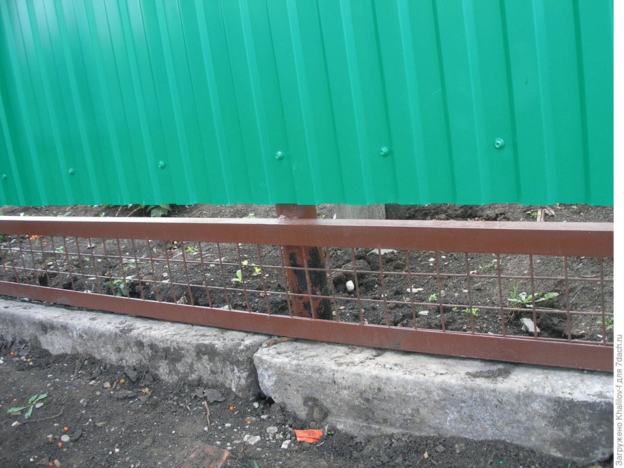 Щель под забором из профнастила