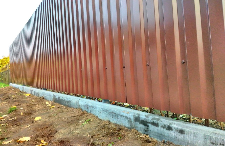 Забор из профнастила с щелями