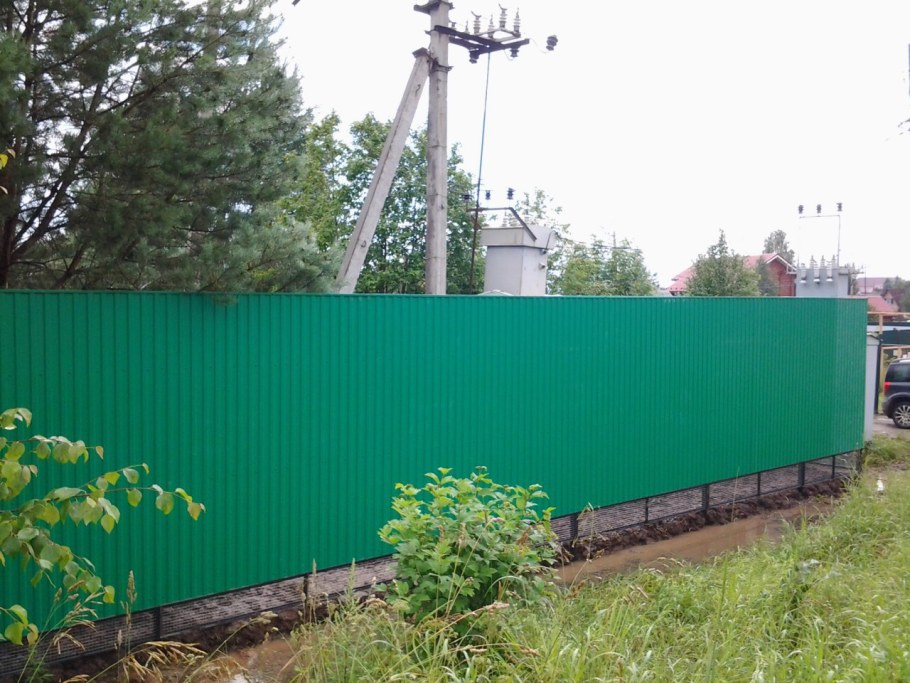 Отделка низа забора из профлиста