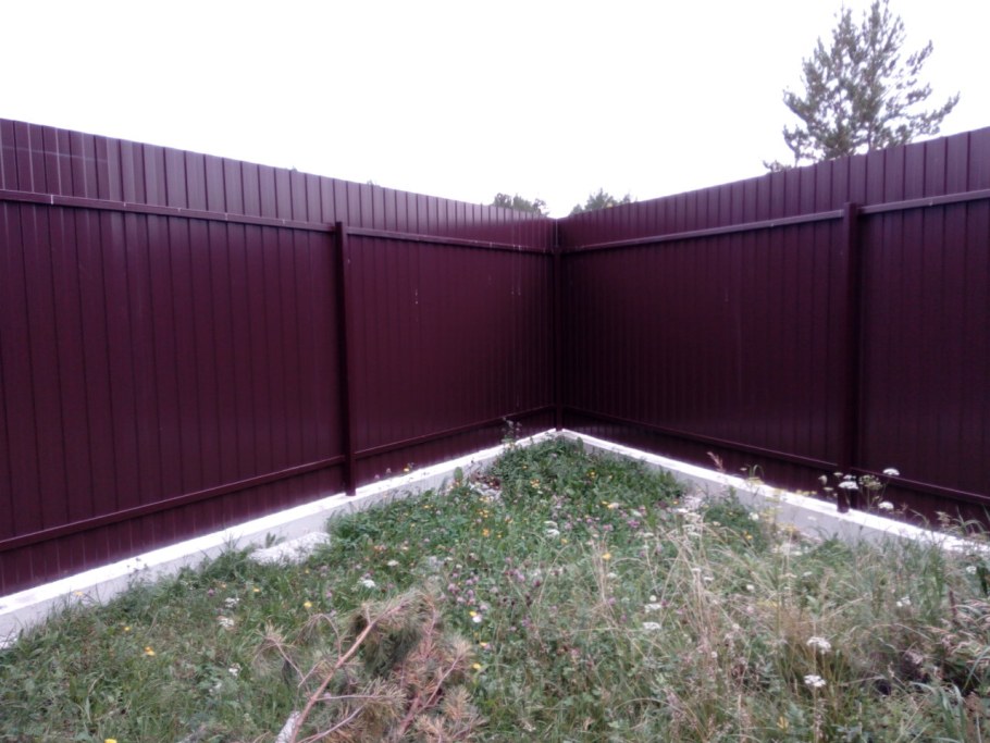 Высокий забор из профнастила