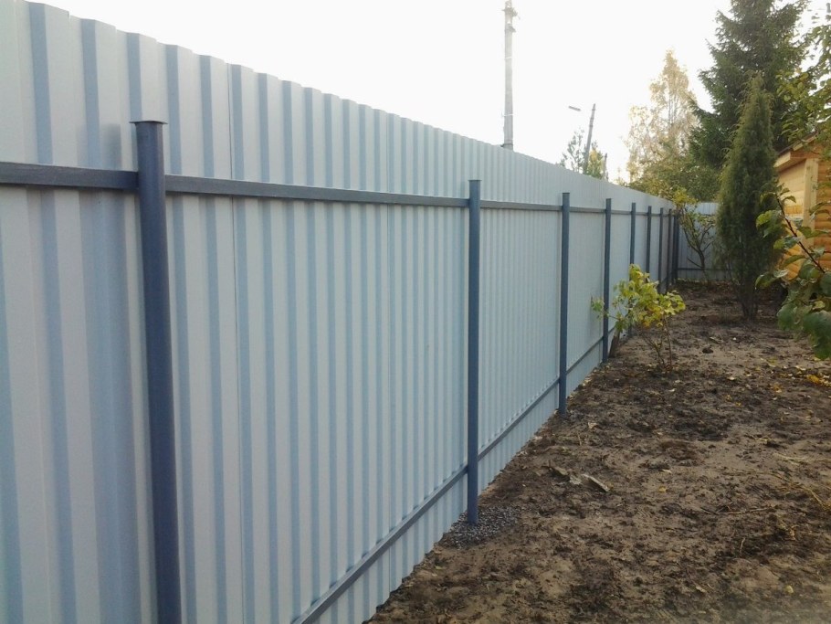 Забор из профлиста щель