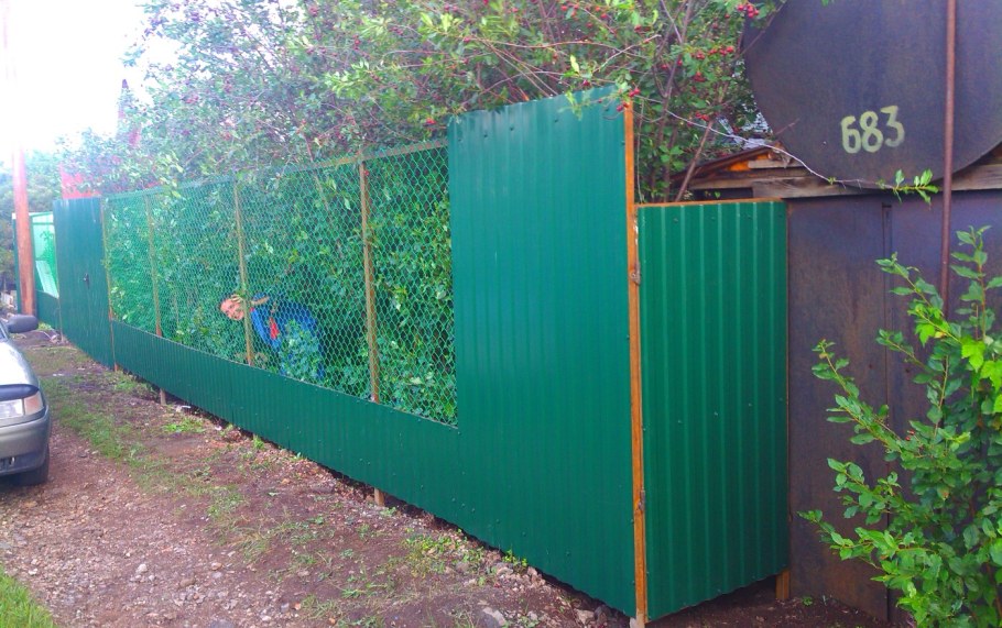 Высокая клумба вдоль забора