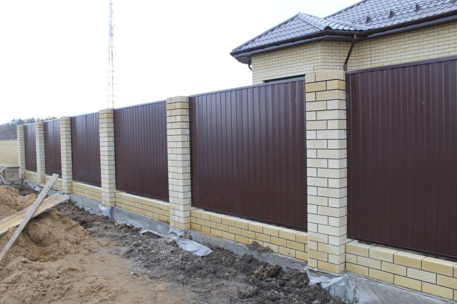 Поребрик снизу забора