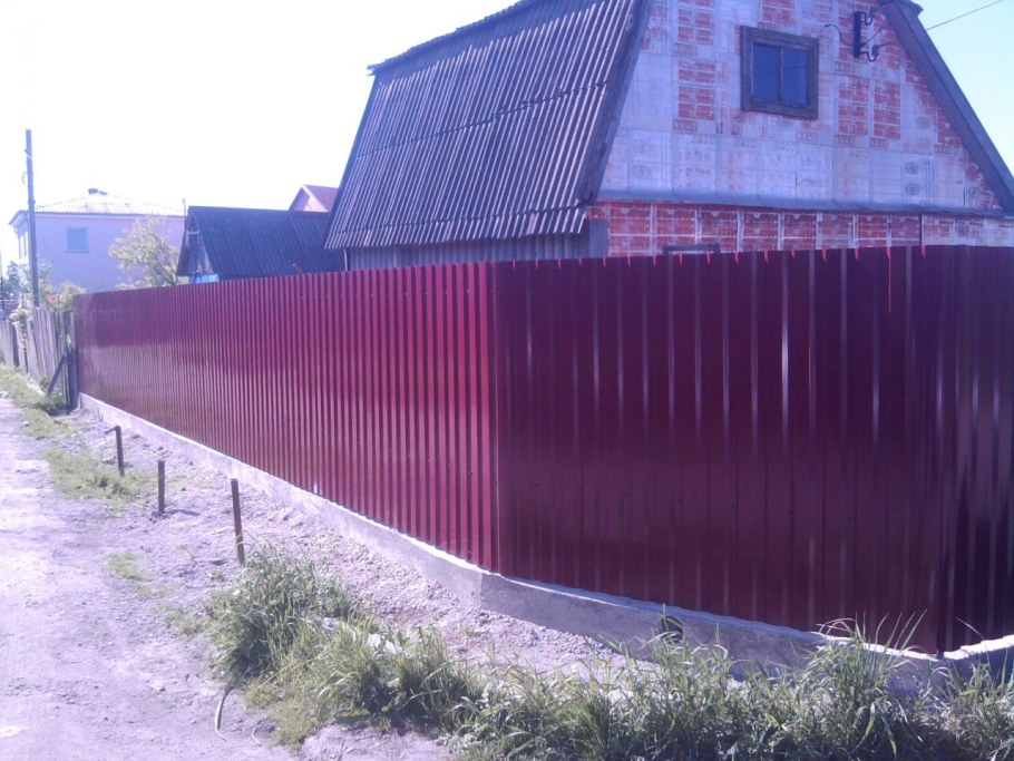 Чем закрыть низ забора от животных