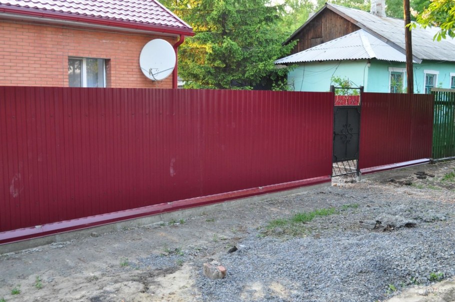 Заборы из профнастила с просечкой снизу