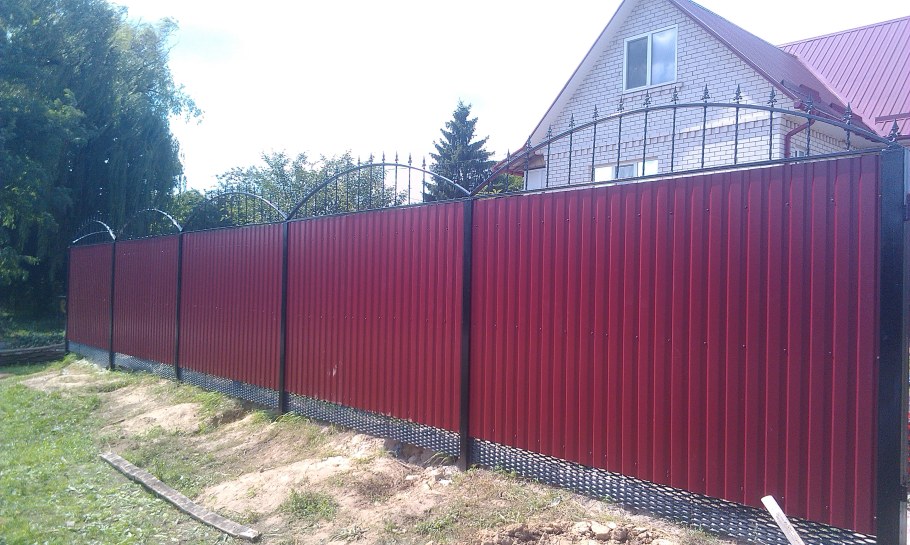 Забор из евроштакетника металлика 69