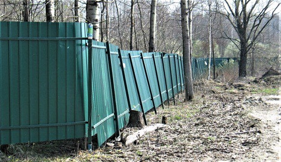 Забор из пластикового сайдинга