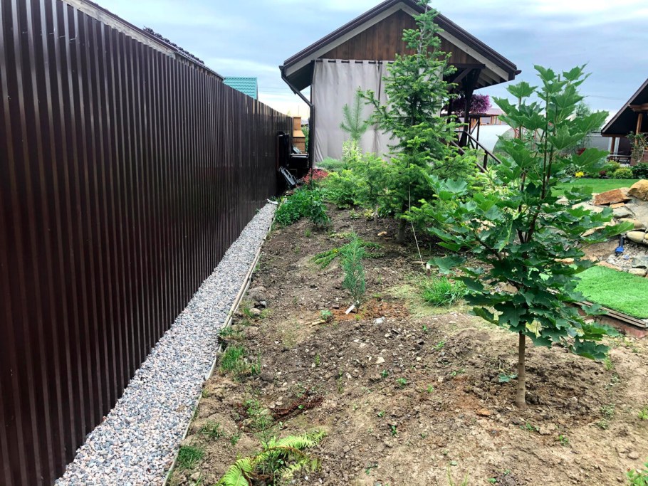 Бордюр под забором из профлиста