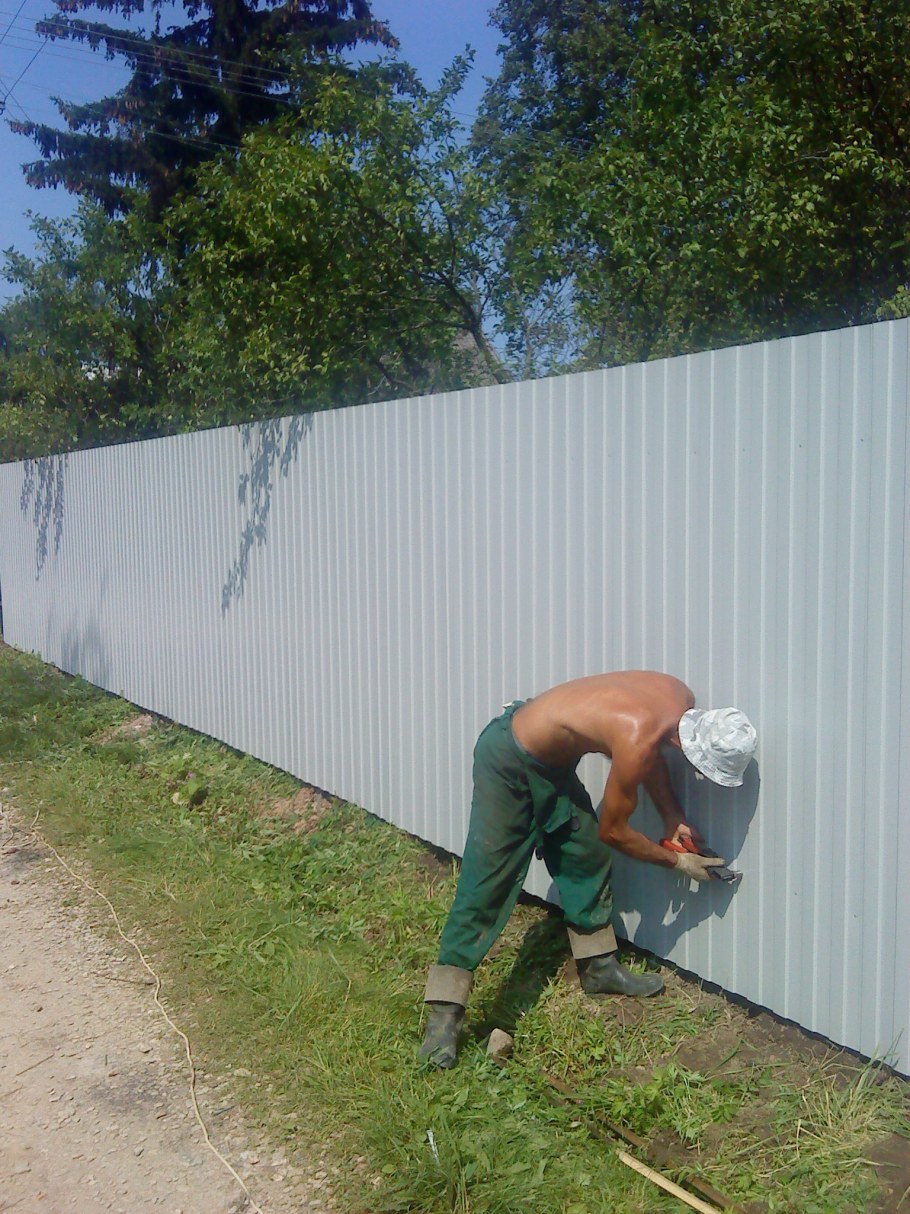 Забор из профиля с фундаментом