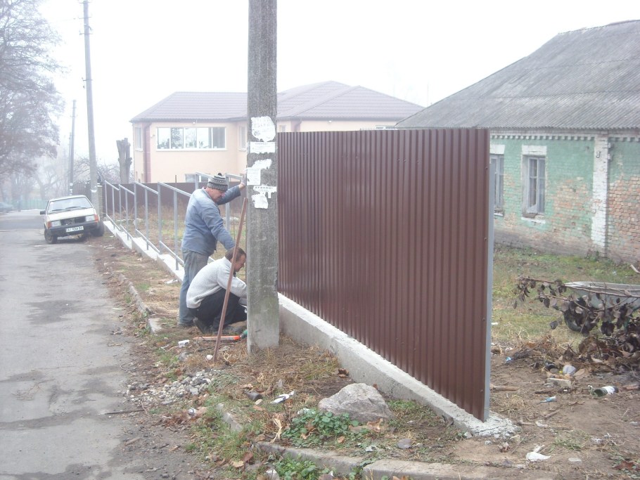 Покосившийся забор из профнастила