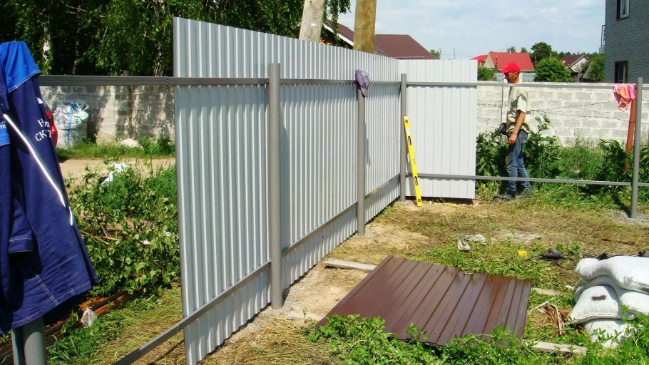 Дыра в деревянном заборе