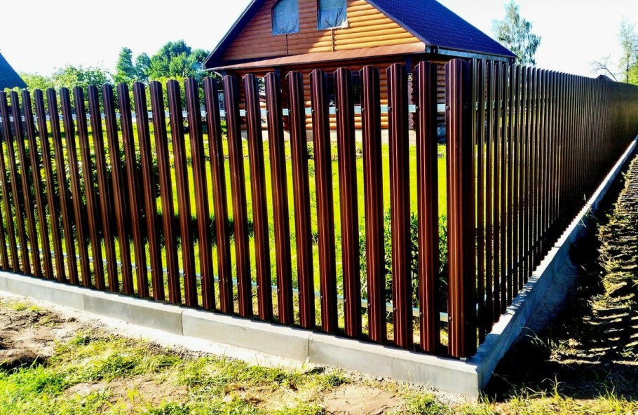 Красивый забор из сетки рабица