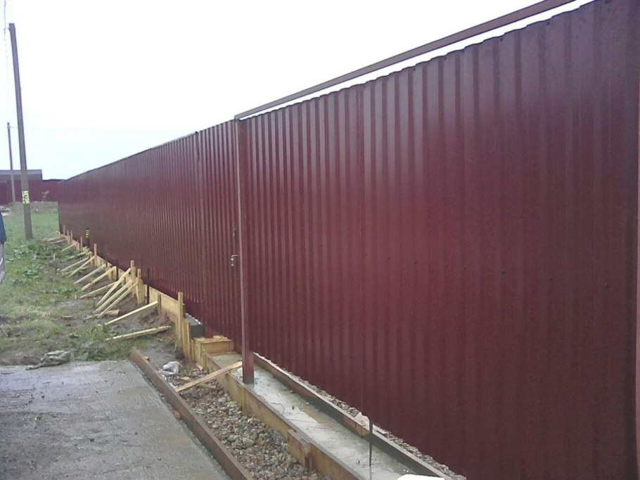 Стык забора из профнастила