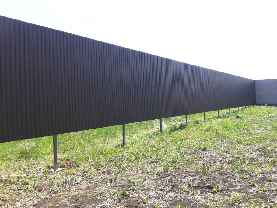 Забор из профнастила на неровном участке