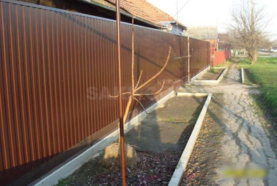 Забор из профлиста с проветриванием снизу