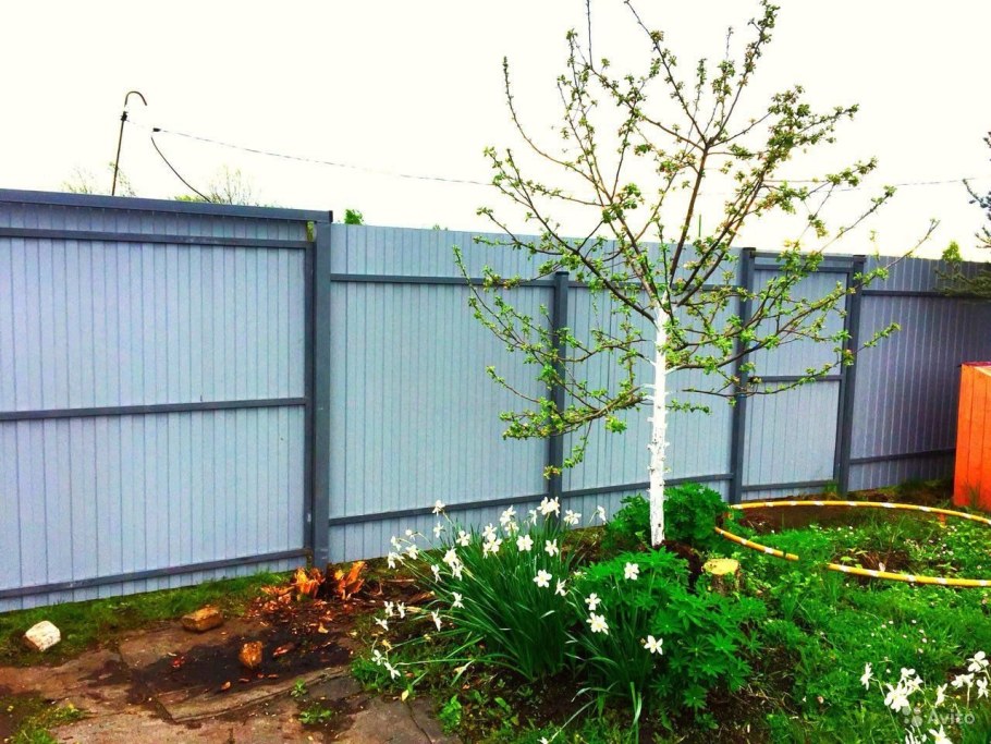 Забор из профнастила и сетки