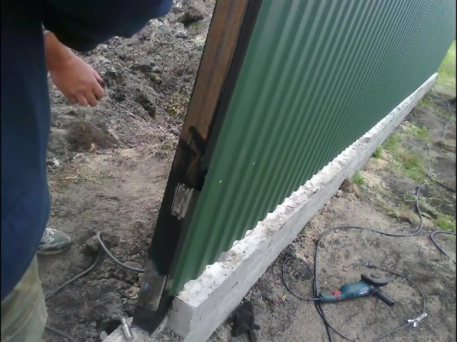 Забор из штакетника с бордюром