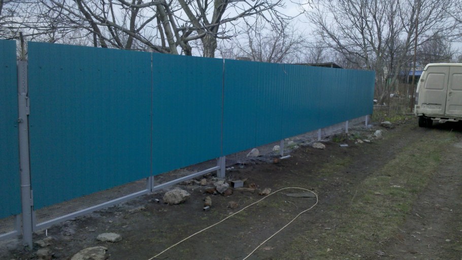 Постройка забора из профнастила