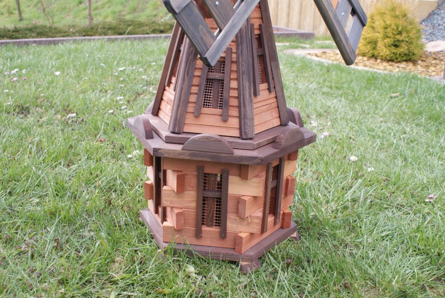 Деревянная мельница для сада