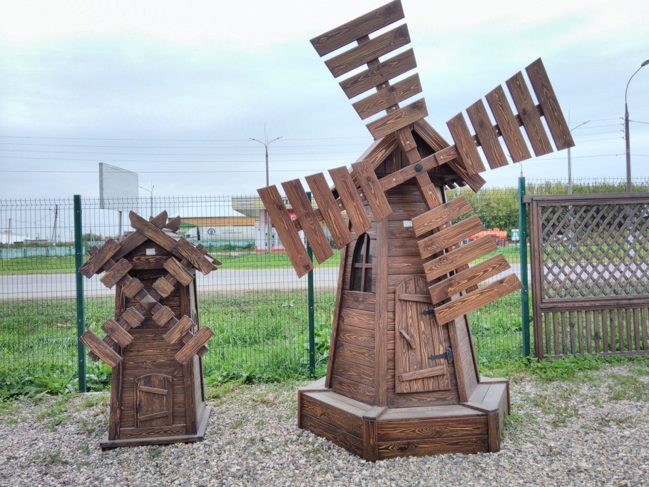 Деревянная мельница для сада