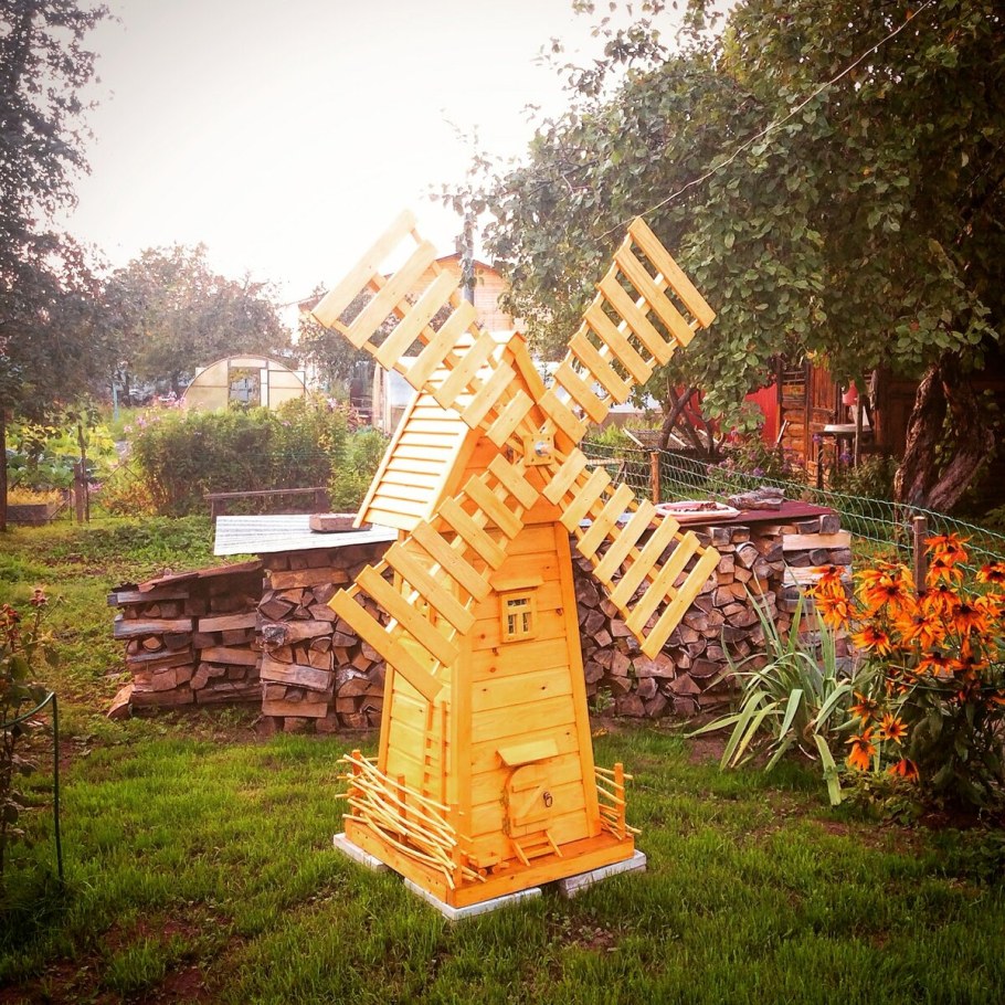 Декоративные мельницы из дерева для сада