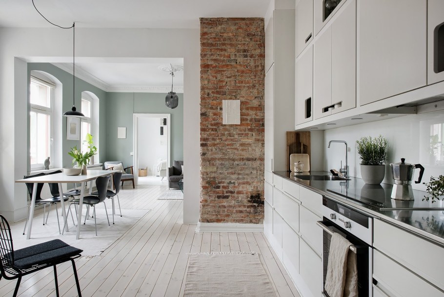 Белая кирпичная стена на кухне
