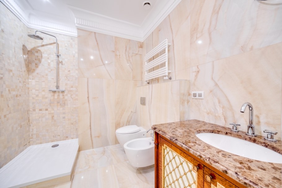 Панели под мрамор для ванной комнаты