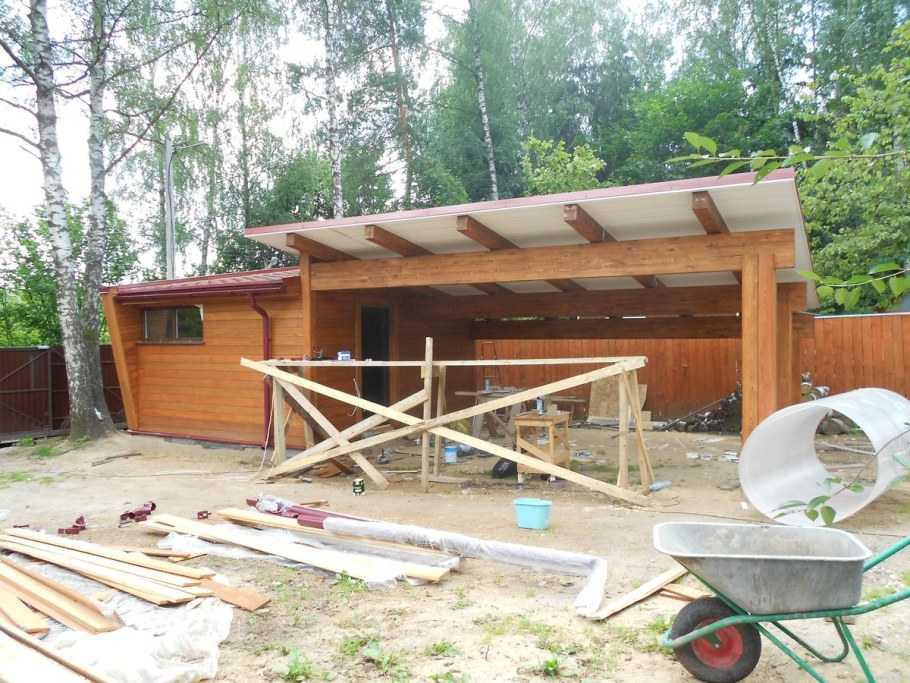 Сарай с навесом для дачи